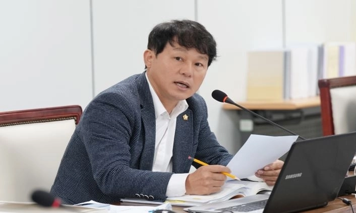 하남시의회 정병용 부의장이 지난 17일 제344회 하남시의회 제2차 정례회 제2차 예산결산특별위원회 회의에서 예산안을 심사하고 있다. 정병용 부의장실 제공