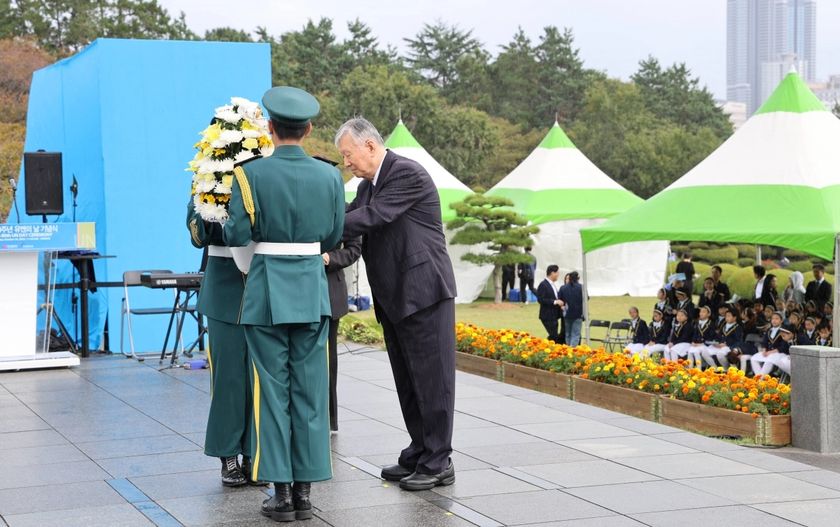 이중근 부영그룹 회장이 UN의 날에 헌화하고 있다. 부영그룹 제공
