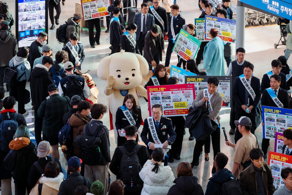 22일 인천국제공항 1터미널에서 이명구 관세청장과 관세청 마약근절 홍보대사 개그우먼 김승혜 씨, 마약 탐지견 캐릭터 ‘마타’, 마약 탐지견 ‘마를리’ 등이 마약밀수 근절을 위한 현장 행진 캠페인 ‘마약 나뽀(4)’를 벌이고 있다. 2025.12.22 홍윤기 기자