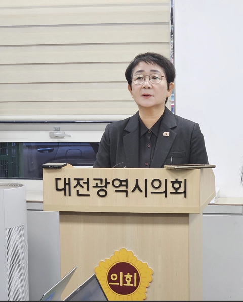 박정현 더불어민주당 대전시당 위원장이 22일 대전시의회에서 대전·충남 행정통합 추진을 위한 로드맵을 소개하고 있다.