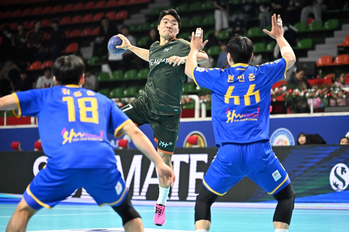 인천도시공사의 김락찬이 지난 20일 청주에서 열린  충남도청과의 경기에서 슛을 하고 있다. 한국핸드볼연맹 제공
