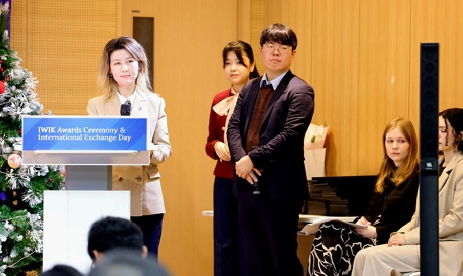 축사하는 아이수루 의원