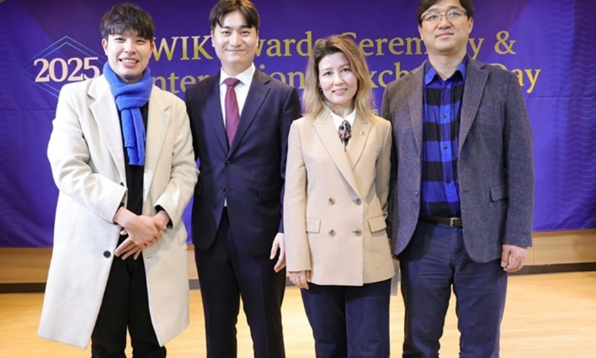 IWK 시상식 및 국제교류의 날 행사에서 아이수루 의원(오른쪽에서 두 번째)이 참석자들과 기념촬영을 하고 있다.