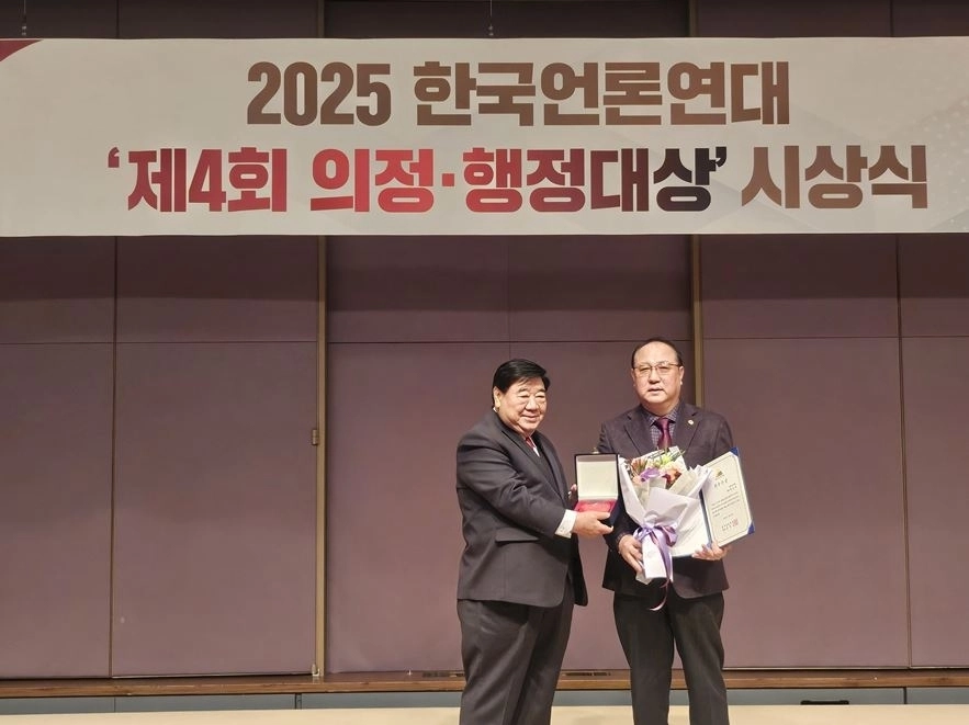 22일 열린 ‘2025 의정·행정대상’ 시상식에서 최우수상을 받은 박중화 의원(오른쪽)