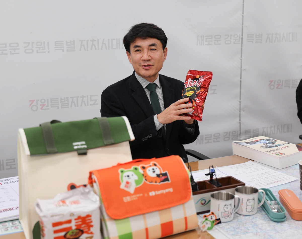 김진태 강원지사가 22일 도청에서 가진 기자회견에서 오는 24일 삼양식품과 맺을 K-푸드 육성을 위한 업무협약에 대해 설명하고 있다.