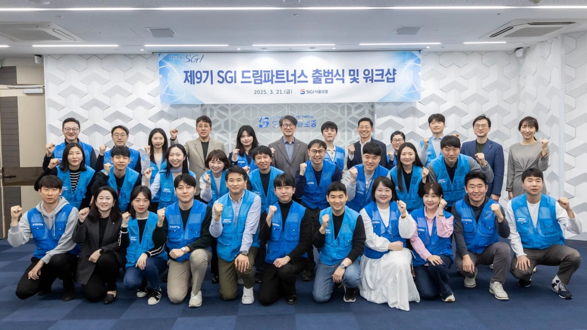 지난 3월 21일 서울 종로구 SGI서울보증 본사에서 열린 ‘제9기 SGI 드림파트너스 출범식 및 워크샵’에서 이명순(맨 뒷줄 왼쪽에서 여섯 번째) SGI서울보증 대표이사와 봉사단원들이 기념사진을 촬영하고 있다. SGI서울보증 제공