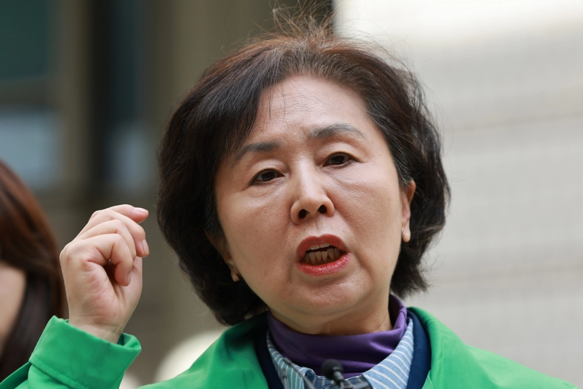 김영선 국민의힘 전 의원이 24일 서울 서초구 서울중앙지법에서 열린 김건희 여사의 자본시장법 위반 등 혐의 사건 속행 공판에 증인으로 출석하기에 앞서 기자회견을 하고 있다. 2025.10.24 연합뉴스