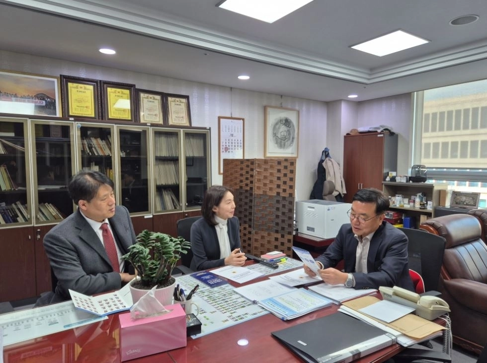 왼쪽부터 협의회 이준우 사무처장, 최호정 회장, 서범수 국회의원