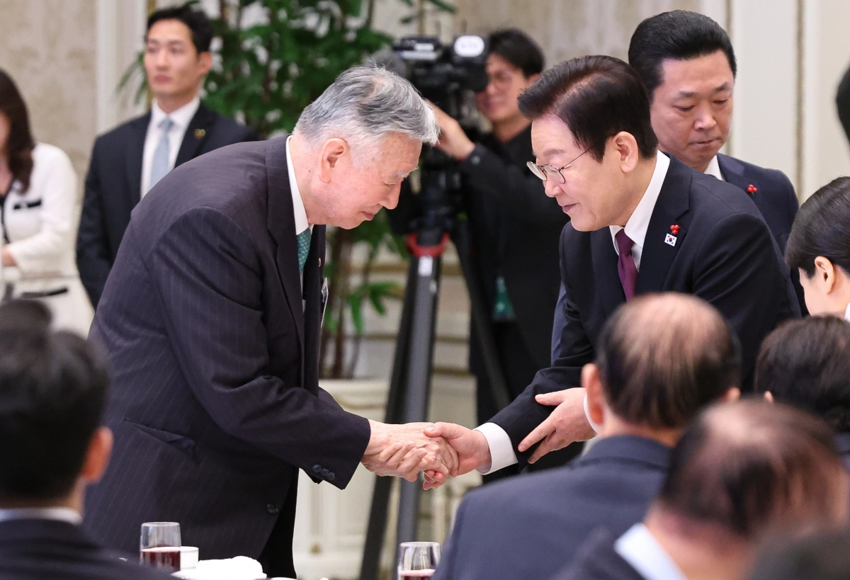 李대통령, 이중근 대한노인회장과 악수