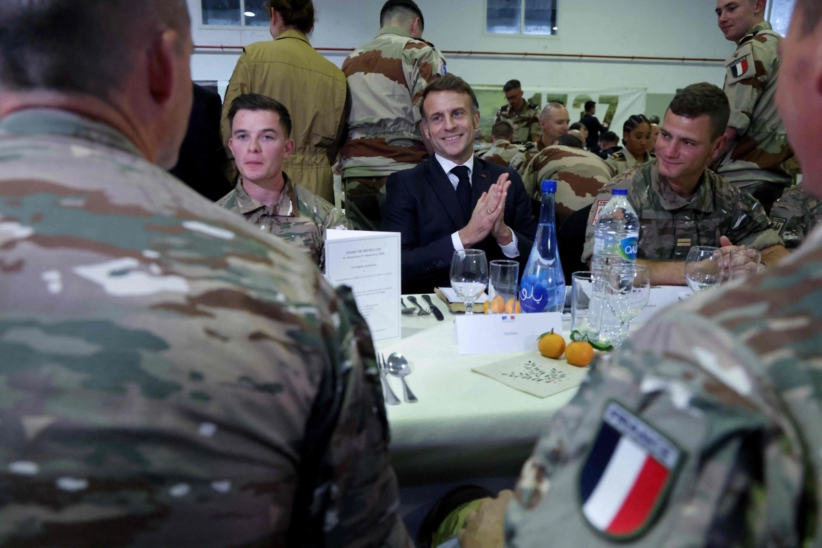 에마뉘엘 마크롱(가운데) 프랑스 대통령이 21일(현지시간) 아랍에미리트(UAE) 아부다비 인근의 프랑스 군부대를 방문해 장병들과 대화를 나누고 있다.  아부다비 AFP 연합뉴스