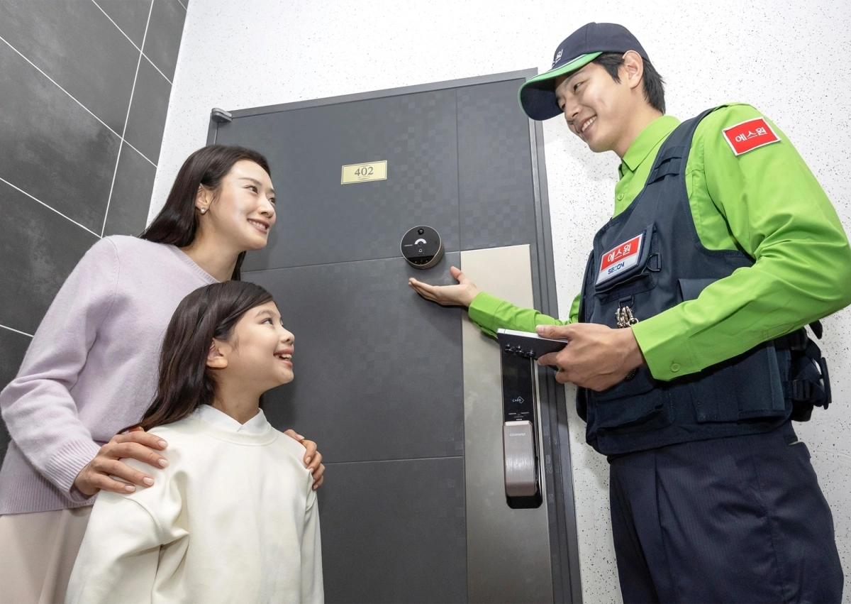 에스원이 22일 삼성전자와 손잡고 ‘삼성 AI 도어캠’을 출시했다고 밝혔다. 모델들이 삼성 AI 도어캠을 들어 보이고 있다. 에스원 제공