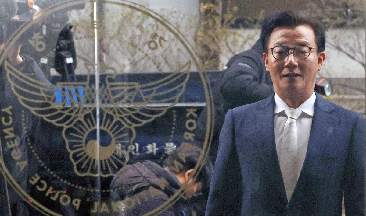 전재수 전 해양수산부 장관이 19일 통일교 측으로부터 현금 등을 받은 혐의로 서울 서대문구 경찰청에 피의자 신분으로 출석하고 있다. 2025.12.19. 연합뉴스