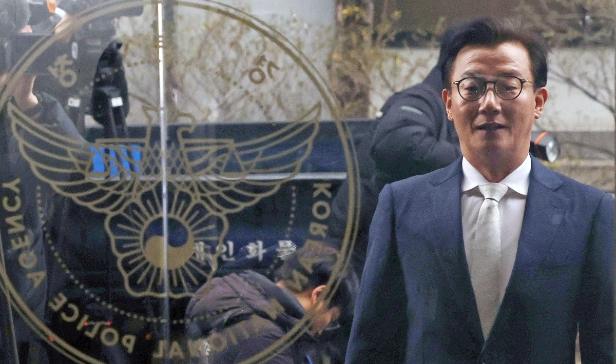 전재수 전 해양수산부 장관이 19일 통일교 측으로부터 현금 등을 받은 혐의로 서울 서대문구 경찰청에 피의자 신분으로 출석하고 있다. 2025.12.19. 연합뉴스