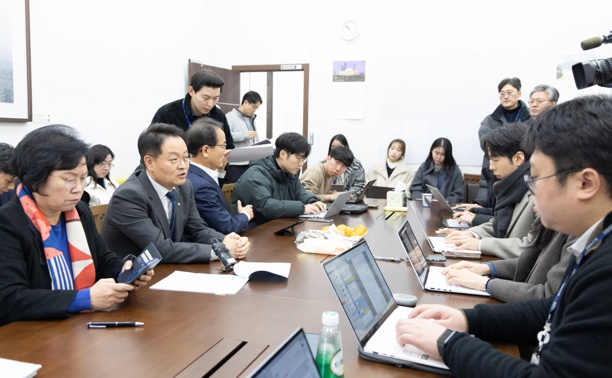 허영 더불어민주당 원내정책수석부대표가 22일 국회에서 열린 ’쿠팡 연석 청문회‘ 관련 기자 간담회에서 발언하고 있다. 뉴스1