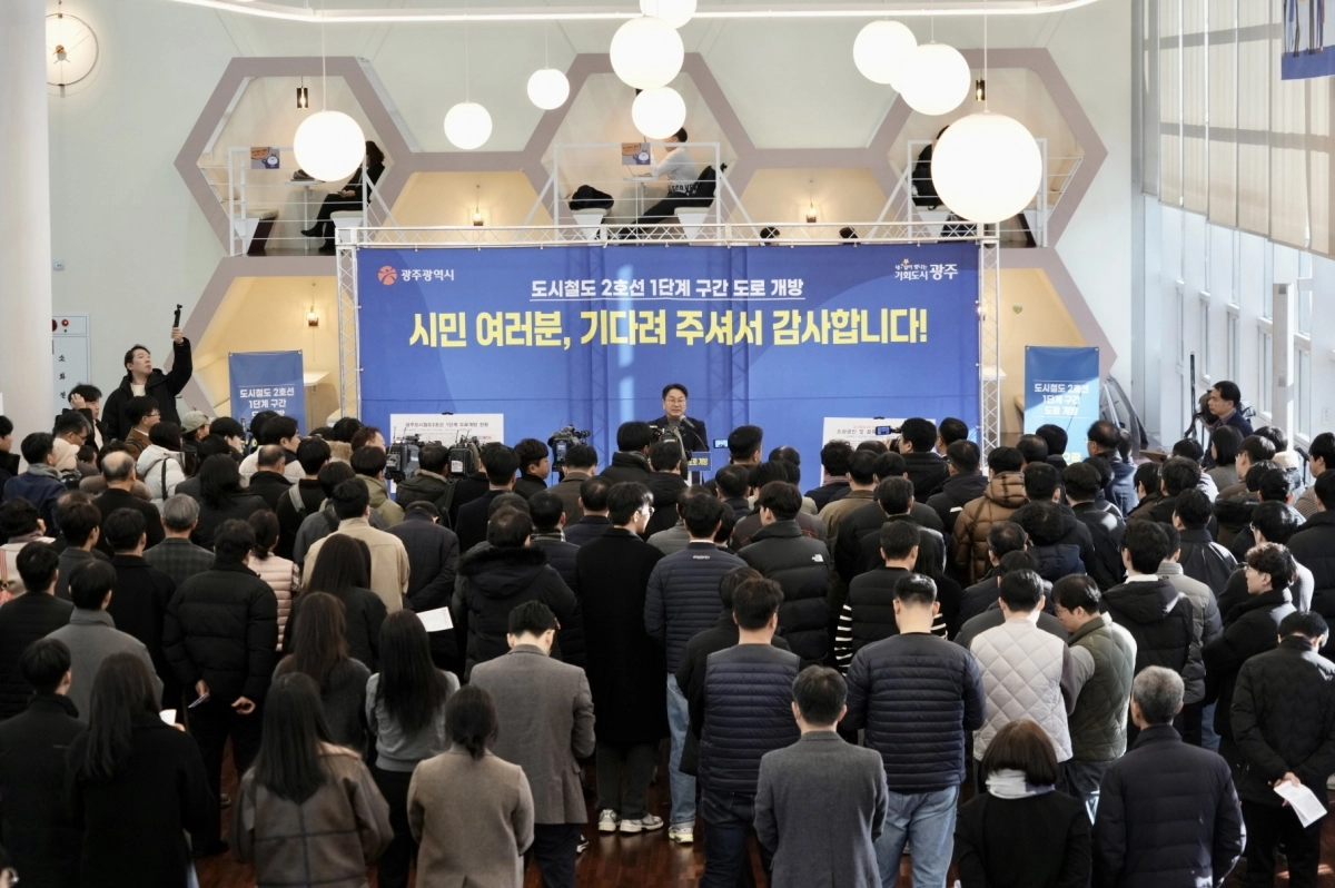 강기정 광주시장이 22일 오전 시청 시민홀에서 열린 ‘광주도시철도 2호선 1단계 구간 도로개방 현장 확인’ 행사에서 도시철도2호선 공사와 관련 불편을 감내한 시민들에게 감사 인사를 전하고 있다. 광주광역시 제공