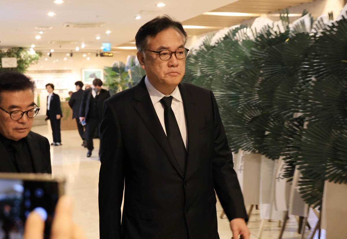 지난 4월 2일 오후 부산 해운대구 해운대백병원 장례식장에 차려진 장제원 전 국회의원 빈소에 정진석 대통령실 비서실장이 조문을 위해 방문하고 있다. 2025.4.2. 연합뉴스
