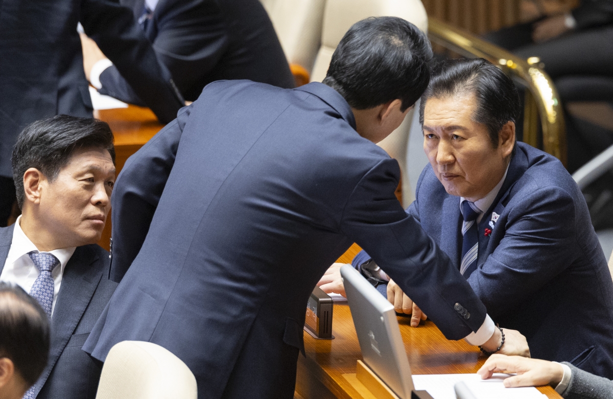 정청래 본회의 중 박수현 수석대변인과 대화