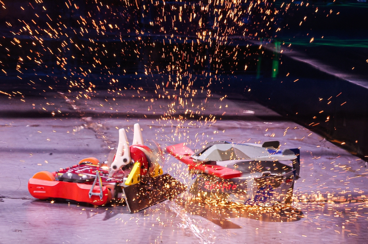 중국과 영국이 출품한 자동차 모형 공격형 로봇들이 충돌하며 경기하는 모습. 중국팀은 무게 110㎏에 최고 시속 28㎞로 움직이는 공격형 로봇 ‘심해상어3’를 출품했다. 아부다비 타스 연합뉴스