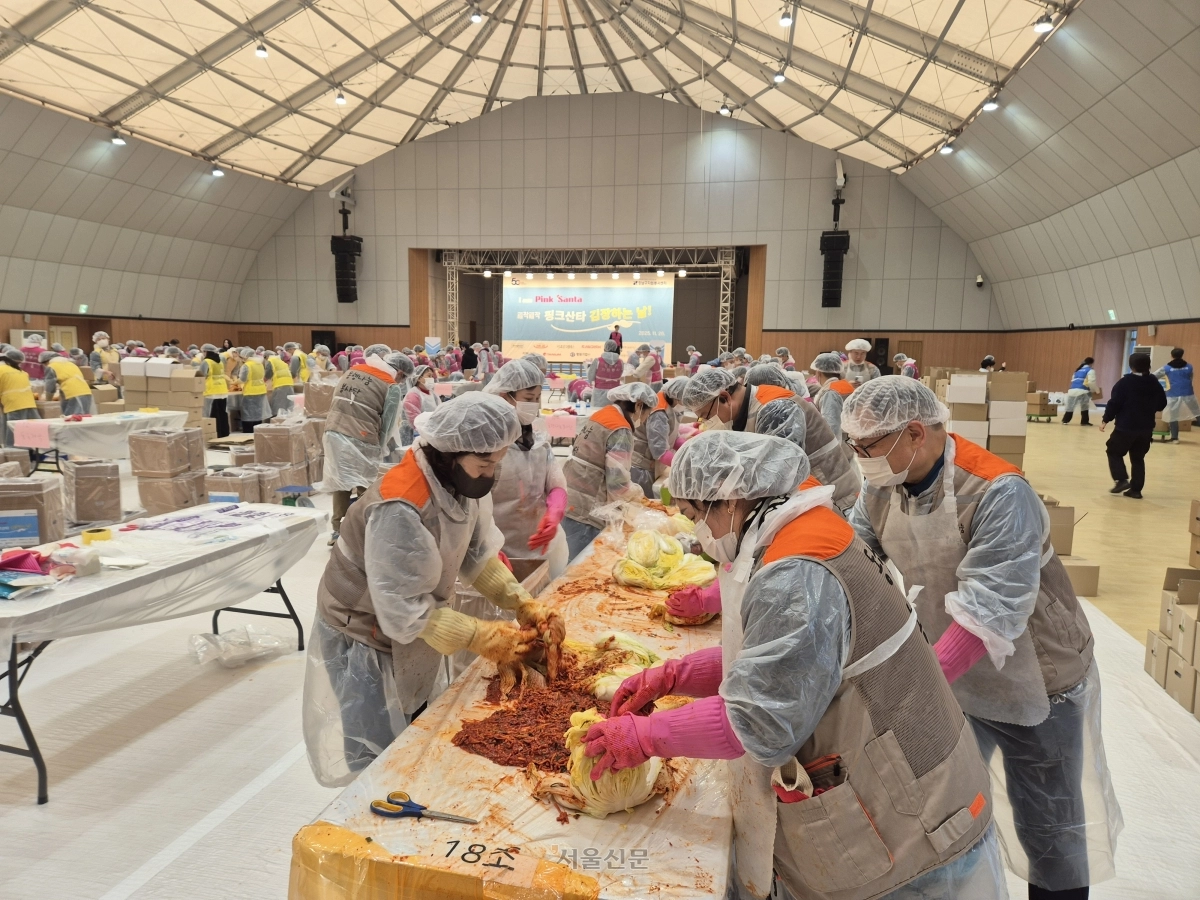 서울시 동행나눔봉사단이 지난달 26일 강남구 일원동 일원에코파크 에코센터에서 열린 ‘핑크산타 김장하는 날’ 행사에서 김치를 양념에 버무리고 있다.