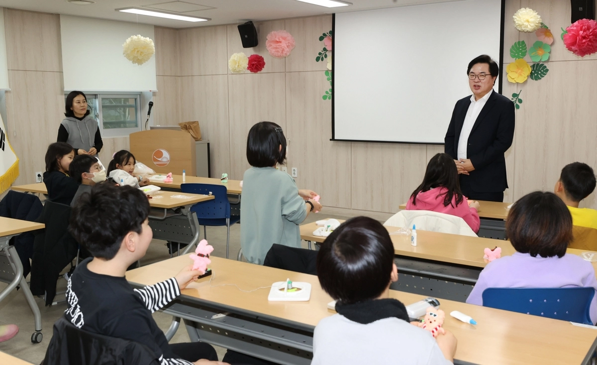 박일하 동작구청장이 지난 1월 신대방2동 주민센터에서 열린 ‘윈터스쿨’에서 아이들과 이야기하고 있다. 동작구 제공