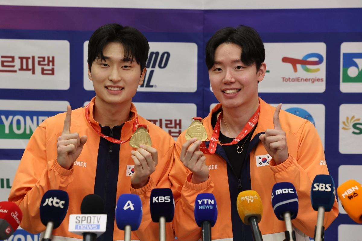 배드민턴 ‘왕중왕전’ 격인 월드투어 파이널스에서 다섯 개 종목 중 세 종목을 제패한 한국 대표팀이 22일 인천공항을 통해 귀국한 뒤 포즈를 취하고 있다. 사진은 안세영 등과 함께 단일 시즌 배드민턴 역대 최다우승 기록을 세운 남자복식의 서승재, 김원호 조가 각각 손가락으로 11을 만들어 포즈를 취하고 있는 모습. 연합뉴스