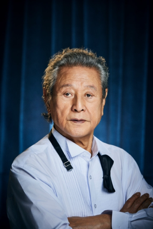 연극 ‘더 드레서’는 2차 세계대전 중 영국 한 극단에서 ‘리어왕’을 올리기 위해 애쓰는 이들의 막전막후를 그린다. 이상 증세를 보이는 노배우 ‘선생님’은 박근형(사진)과 정동환이 맡았고, 그를 보필하는 의상담당 노먼은 송승환과 오만석이 열연한다. 평생 주연을 하다 삶의 끝자락에 선 선생님, 공연을 올리기 위해 고군분투하는 노먼, 공연을 포기하자면서도 개막을 돕는 ‘사모님’(송옥숙·정재은 분) 등 배우들에게서 연극을 향한 이들의 헌신이 투영된다. 나인스토리 제공