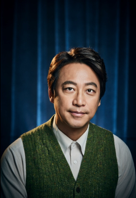 연극 ‘더 드레서’는 2차 세계대전 중 영국 한 극단에서 ‘리어왕’을 올리기 위해 애쓰는 이들의 막전막후를 그린다. 이상 증세를 보이는 노배우 ‘선생님’은 박근형 정동환이 맡았고, 그를 보필하는 의상담당 노먼은 송승환과 오만석(사진)이 열연한다. 평생 주연을 하다 삶의 끝자락에 선 선생님, 공연을 올리기 위해 고군분투하는 노먼, 공연을 포기하자면서도 개막을 돕는 ‘사모님’(송옥숙·정재은 분) 등 배우들에게서 연극을 향한 이들의 헌신이 투영된다. 나인스토리 제공