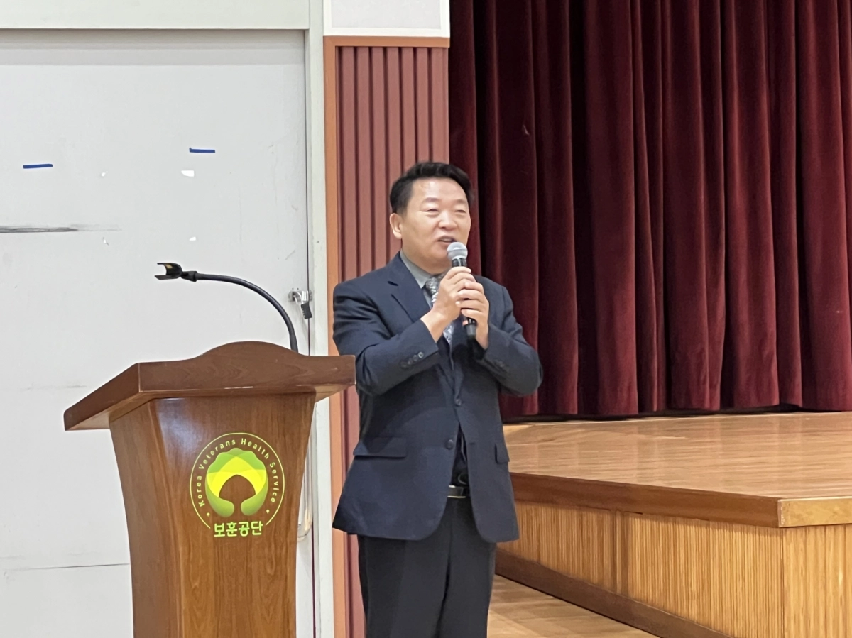 방성환 의원이 ‘누구나 즐기는, 2025 치유의 마(馬)음길’ 개회식에서 인사말을 하고 있다.(사진=경기도의회)