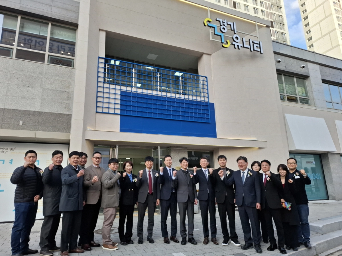 유영일 의원이 19일 남양주시 다산지금 A5블록 경기행복주택에 조성된 ‘경기 유니티’ 개소식에 참석해 관계자들과 기념촬영을 하고 있다.(사진=경기도의회)