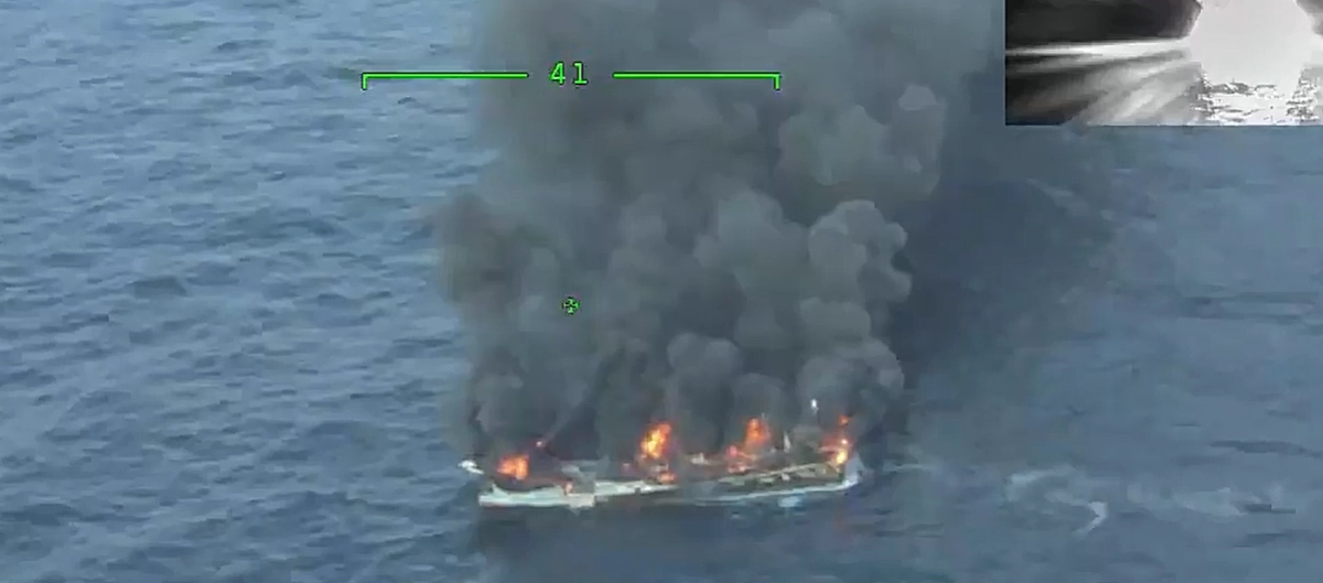 부산 해운대구 송정 남동쪽 20㎞ 해상에서 화재가 발생한 어선 A호. 부산해경 제공