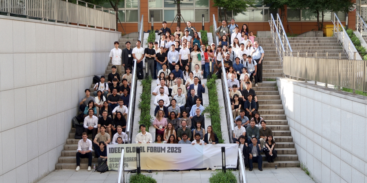 울산대 학생들이 미국·유럽·아시아 9개국 17개 대학에서 참가한 ‘2025 IDEEA GLOBAL FORUM’에 참여해 기념촬영을 하고 있다. 울산대 제공