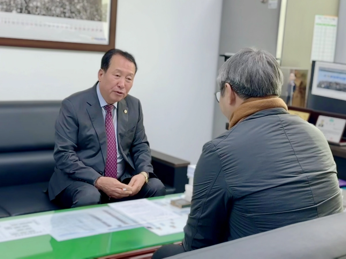 안계일 의원이 22일 경기도 철도정책과와 ‘수서–지제 복복선화’의 제5차 국가철도망 구축계획 반영과 ‘오리역 SRT 정차역(신설) 추진’을 위한 후속 논의를 진행하고 있다.(사진=경기도의회)