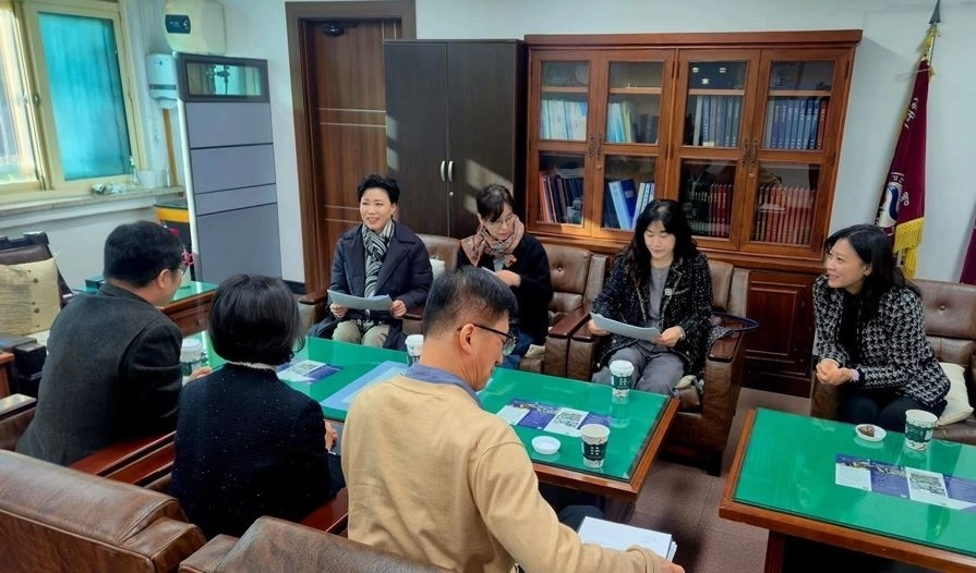 최재란 서울시의원(오른쪽 위에서부터 첫 번째)은 지난 11월 5일, 월촌중학교의 오랜 염원인 급식실 조성 진행 과정을 확인하기 위해 학부모회와 함께 학교를 방문해 간담회를 가졌다.