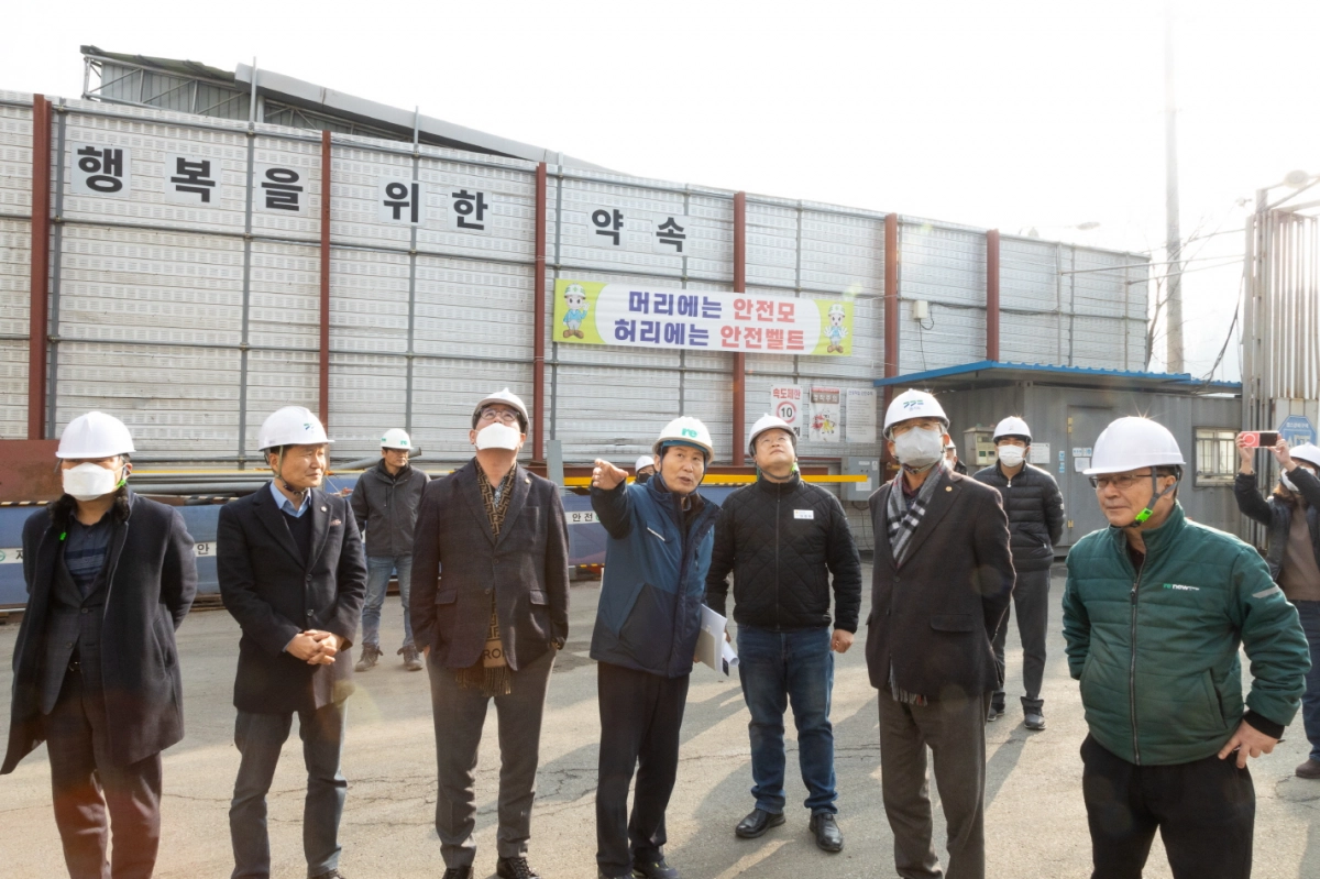 김태희 의원(왼쪽 두 번째)이 17일 현장 방문에서 관계자로부터 시설 운영 현황과 관리 실태에 대한 설명을 듣고 있다.
