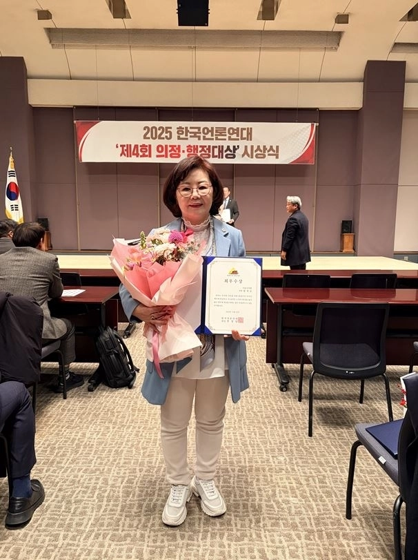 지난 22일 한국언론연대가 주최한 ‘제4회 의정·행정대상’ 시상식에서 최우수상을 받은 왕정순 의원