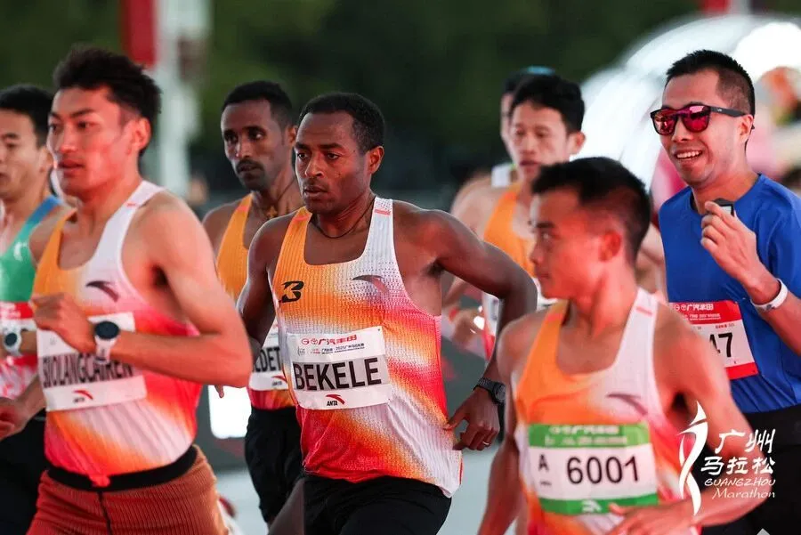 지난 21일 중국 광저우 국제마라톤 대회에서 초반 레이스를 펼치고 있는 케네니사 베켈레(가운데). 광저우국제마라톤 조직위 제공