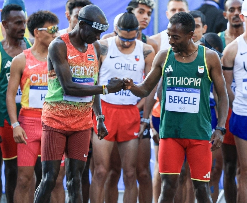 2024 파리 올림픽에서 출발에 앞서 주먹 인사를 나누며 선의의 경쟁을 다짐하는 케네니사 베켈레(오른쪽)와 엘리우드 킵초게. 파리 뉴스1