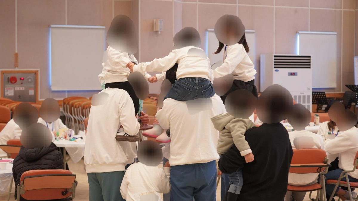 소망교도소 재소자와 가족들이 게임을 하며 즐거운 시간을 보내고 있다. 소망교도소 제공.