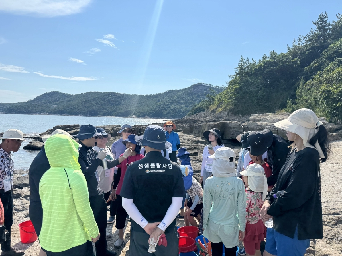 목포 국립호남권생물자원관이 ‘섬특색교실’ 참가자들을 대상으로 섬 생태계에 관한 교육 프로그램을 진행하고 있다. (국립호남권생물자원관 제공)