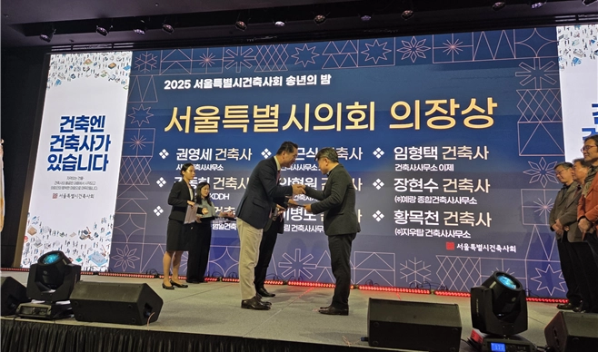 ‘서울시의회 의장상’을 시상하는 김태수 위원장(왼쪽)