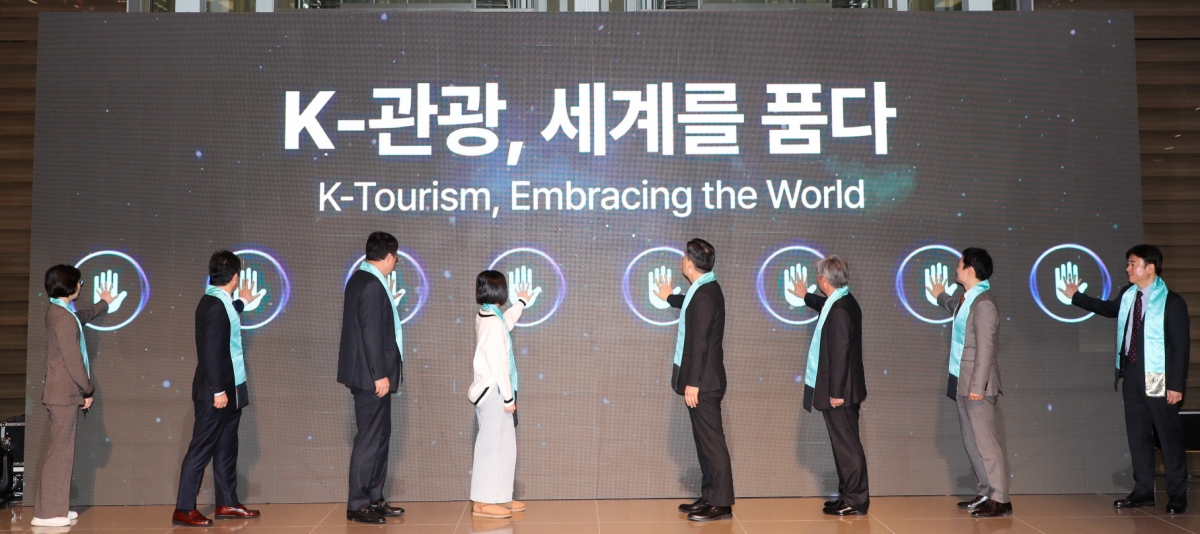 인천국제공항 제2터미널에서 23일 사상 최대 외래관광객 유치 기념행사가 진행되고 있다. 한국관광공사 제공.