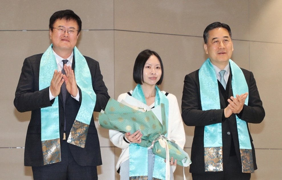 인천국제공항에서 열린 1850만 번째 관광객 환영행사. 왼쪽부터 김대현 문체부 제2차관, 행운의 주인공인 샬메인 리, 서영충 한국관광공사 사장직무대행. 한국관광공사 제공.