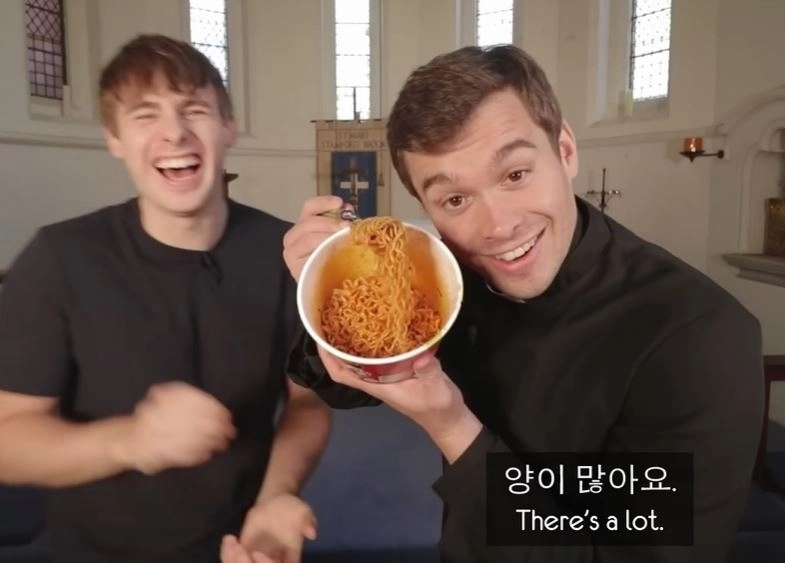 유튜브 채널 ‘영국남자’에 출연해 불닭볶음면을 먹는 영국 성공회 크리스 리 신부(오른쪽). 영국남자 캡처.