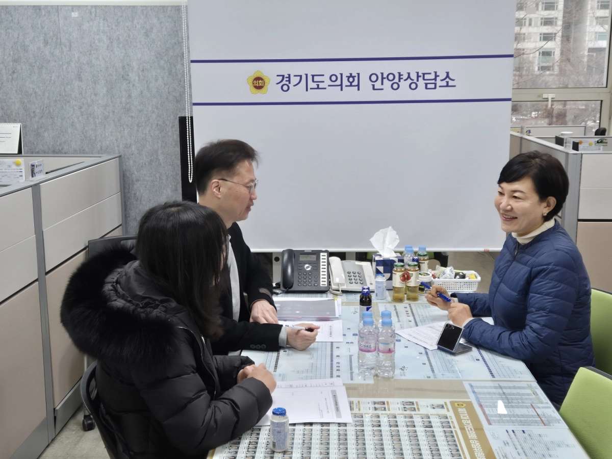 이채명 의원이 23일 경기도로부터 ‘2026년도 인구인지예산 현황 및 인구영향평가 결과’를 보고 받고 있다.(사진=경기도의회)