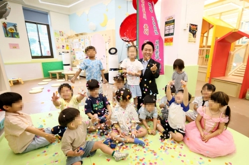 이성헌 서울 서대문구청장이 홍제3동 서울형 키즈카페에서 어린이들과 놀이를 하고 있다.   서대문구 제공