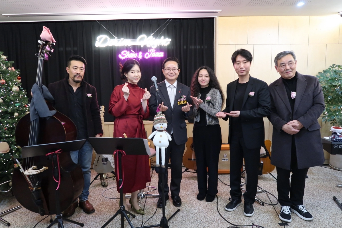 최호권 구청장(왼쪽 세 번째)이 지난 16일 열린 ‘도림나잇’ 행사에서 기념 촬영을 하고 있다.  영등포구 제공