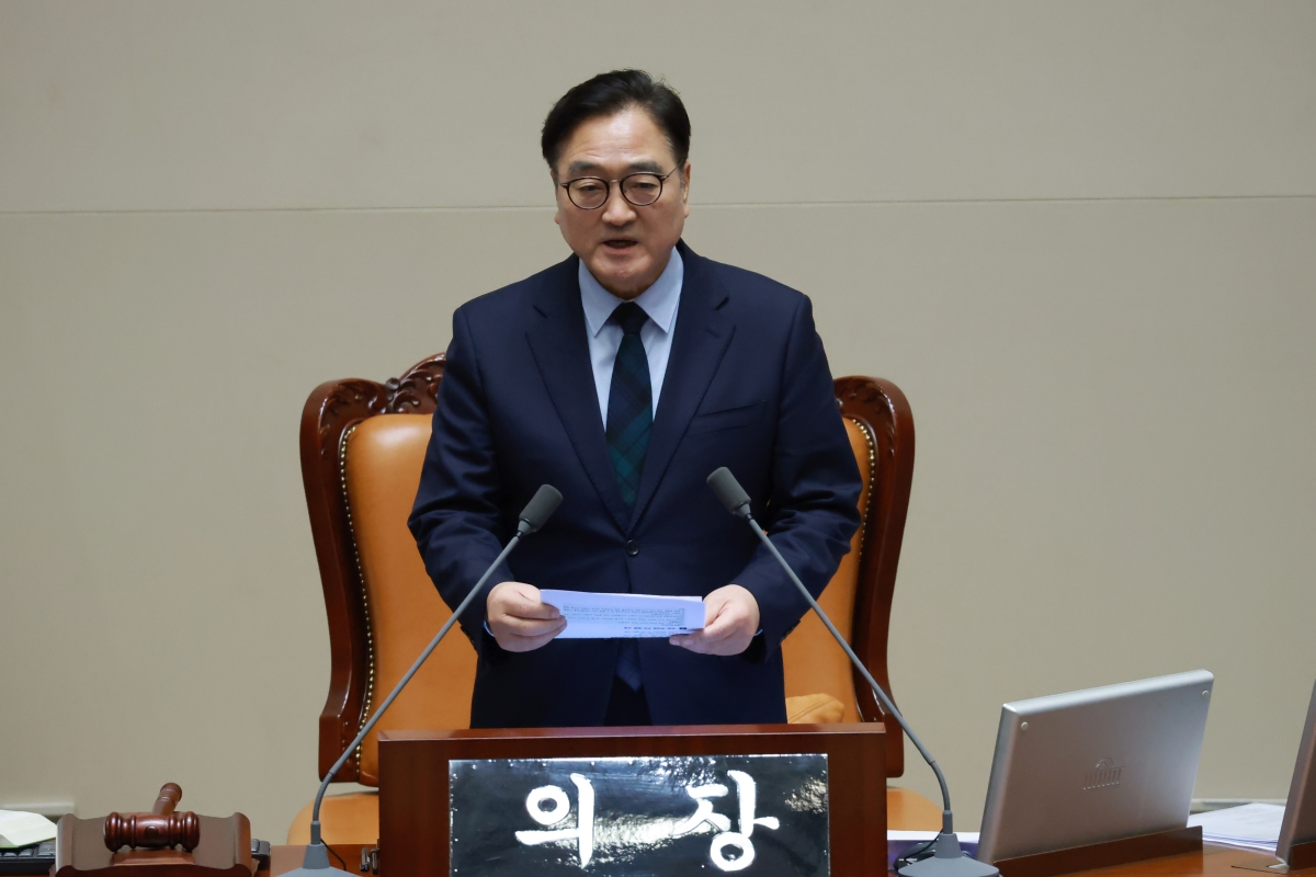 주호영 부의장에게 필리버스터 사회 요구하는 우원식 국회의장