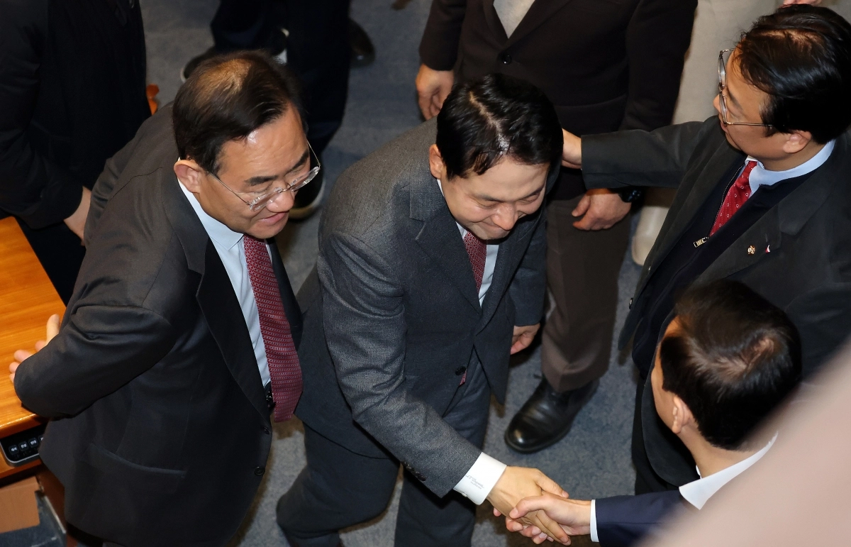 동료 의원들과 인사 나누는 장동혁·주호영