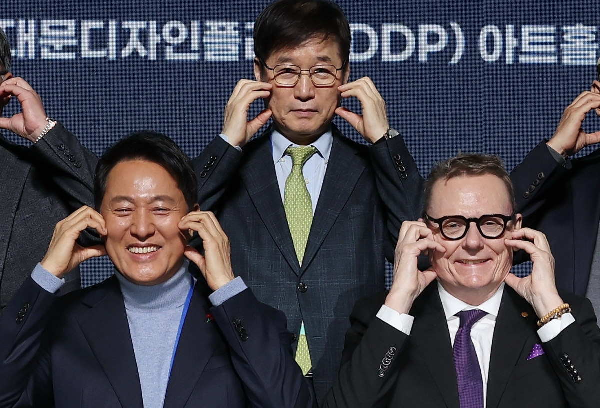 오세훈(왼쪽) 서울시장과 제임스 로빈슨 미국 시카고대 교수가 23일 서울 중구 동대문디자인플라자(DDP)에서 열린 ‘2025 서울 국제 디딤돌소득 포럼’에서 양손으로 볼하트를 만드는 포즈를 취하고 있다. 연합뉴스