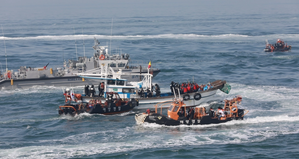 서해5도 특별경비단이 지난 5월 9일 오전 경비정과 헬기 등을 동원해 불법조업 중국선박 단속 가상훈련을 했다. 해상특수기동대원들이 탄 고속정이 헬기 지원을 받아 가상 불법조업 어선을 에워싸며 도주로를 차단한 뒤 승선을 시도하고 있다.